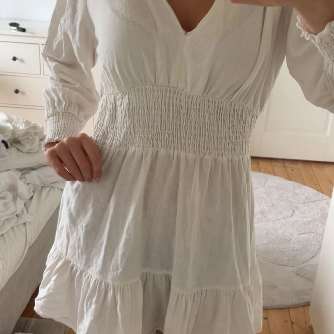Vit kortklänning med v-ringning Zara - 2