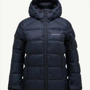 Mörkblå Peak Performance dunjacka - Säljer/byter en mörkblå dunjacka från Peak Performance med huva! Använt en vinter men fortfarande i nyskick🥰priset är inte skuret i sten. Gör väldigt gärna byten mot en svart i xs!