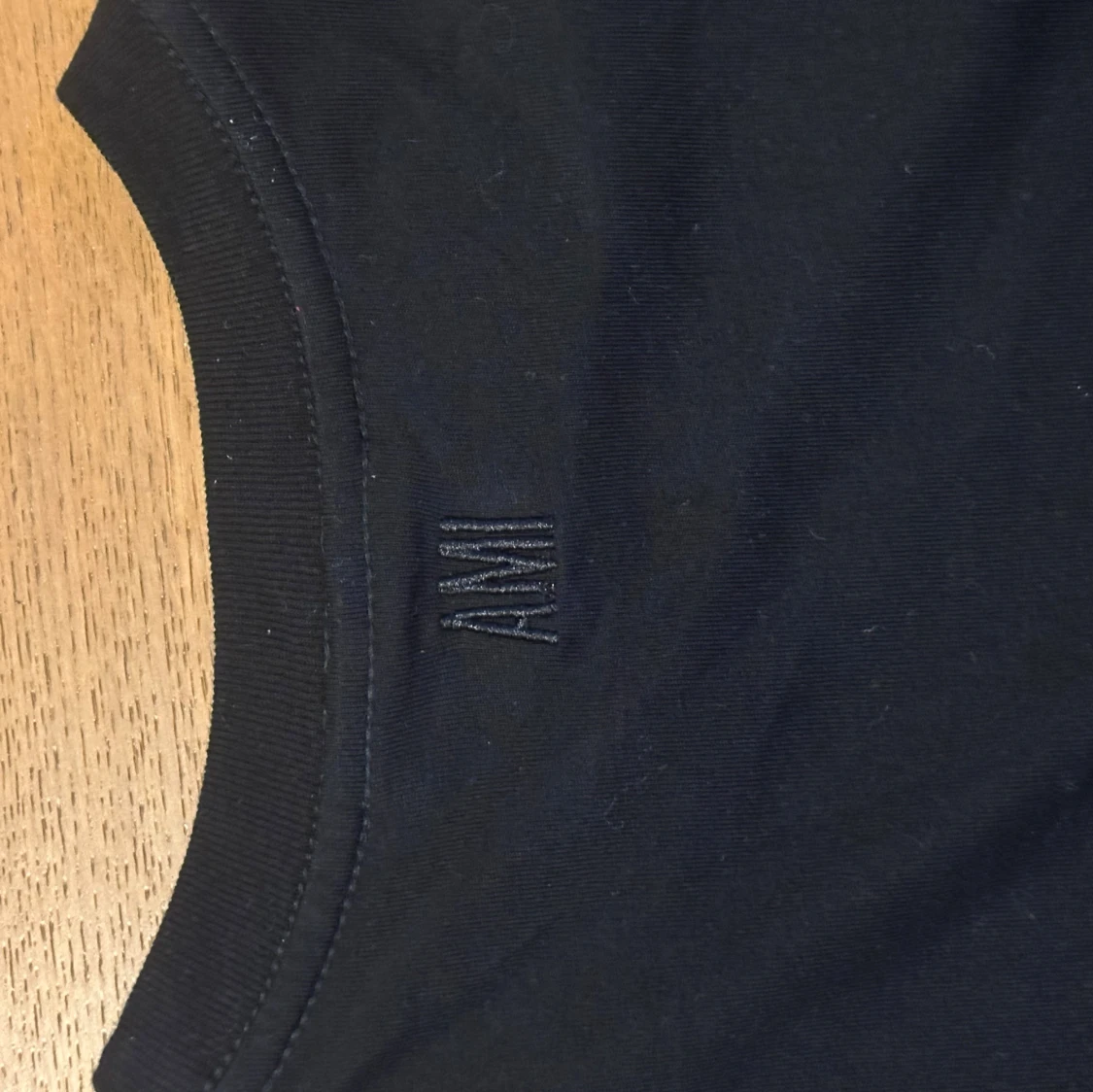 Svart t-shirt från Ami med rött hjärta - 3