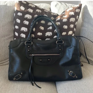 Svart handväska från design by amore  - svart väska med nitar och många fack. köpt för  450. 
