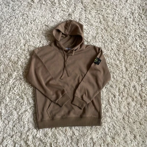 Stone Island - Säljer en super fet stone Island hoodie i unik färg!! Står som M fast passar mer som S.        Pris kan diskuteras.                 Skriv vid ev. Frågor