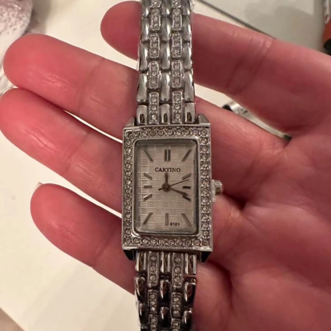 Silverfärgad  klocka 