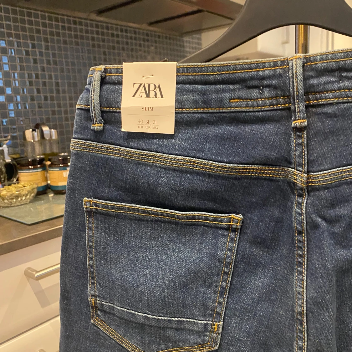 Slim fit blå jeans med snygga detaljer - 4