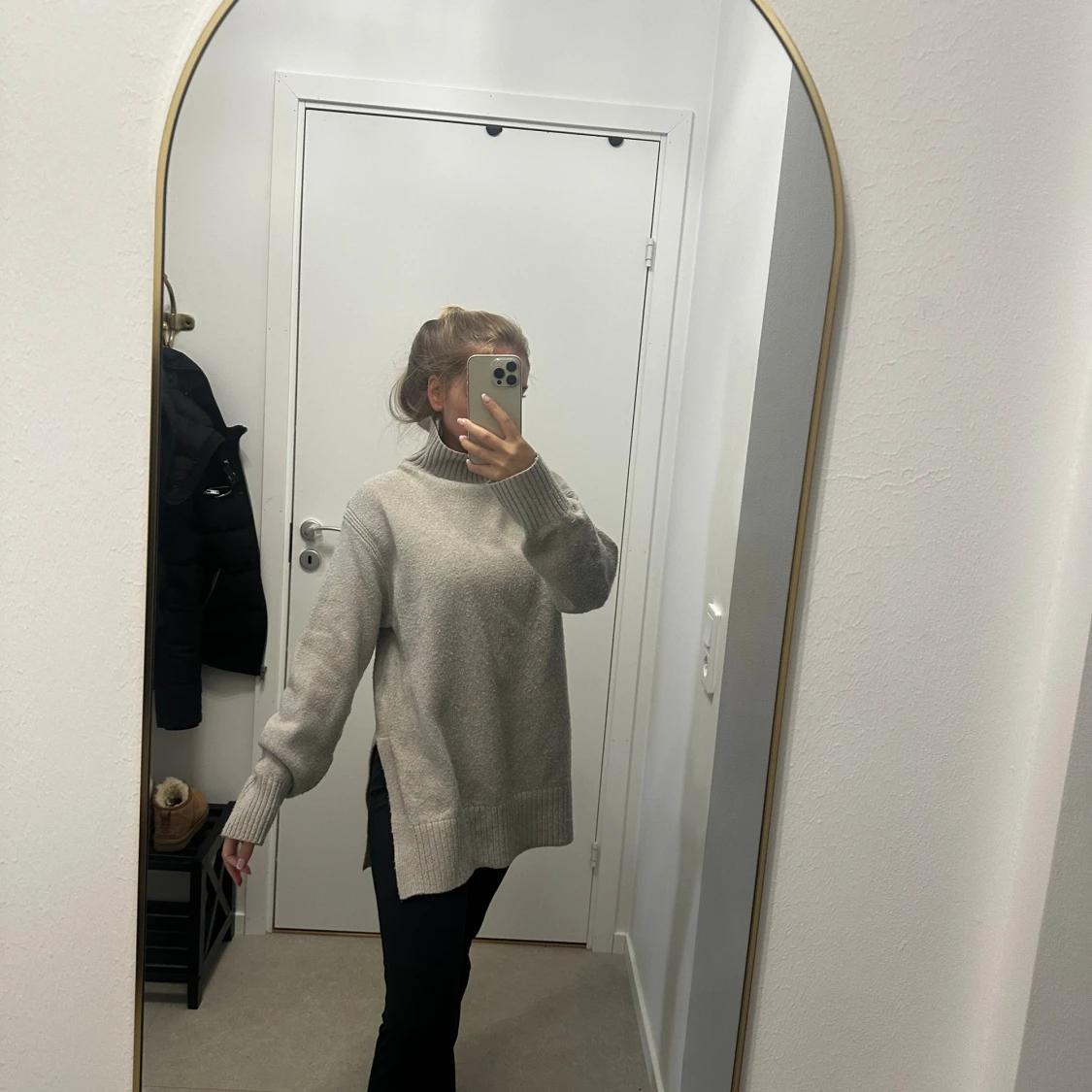 Beige stickad polotröja