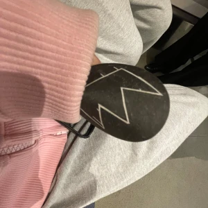 Grå mjukisbyxor med relaxed fit - Säljer ett par grå mjukisbyxor i mjukt bomullsmaterial. Byxorna har en avslappnad passform och resår i midjan för extra komfort. Perfekta för chill dagar eller när du vill vara bekväm men ändå se fräsch ut.