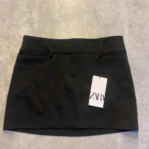 Svart minikjol från Zara XS - Stilren svart minikjol/kostymkjol från Zara i storlek XS. Aldrig använd! Säljer då den tyvärr inte kommit till användning💕 Nypris 300kr   Skriv för frågor eller bilder!☺️
