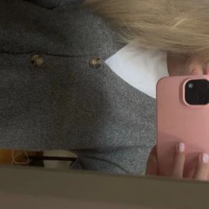 Grå stickad kofta från Zara - Mysig grå kofta från Zara ! Koftan ör ganska kort och i storlek 164 vilket motsvarar xs ungefär 