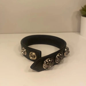 Chrome Hearts inspirerat armband - Säljer nu mitt chrome heart inspirerade armband som har branding på insidan. Köpte det på depop för 1100kr och vet ingenting om det, använd en gång och är inget för mig. Hör av er vid frågor eller om ni vill se mer bilder! ❤️😇