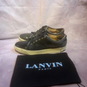 Lanvins - Tja! Säljer dessa as sköna lanvins i storlek 44/45 de är två olika skor men samma ändå bara storlek som är skillnad dom är använda hör av dig vid frågor och funderingar självklart äkta