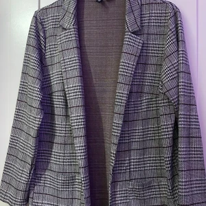 Rutig kavaj från H&M Divided L - Rutmönster kavaj, som ni ser på bilden så har den faktiskt inga fläckar eller skada. Jag har själv använt ett få tals gånger. Längden/höjden är 78 cm och bredden (från ena axeln till det andra är 44 cm. Meddela mig gärna för mer info! 💕