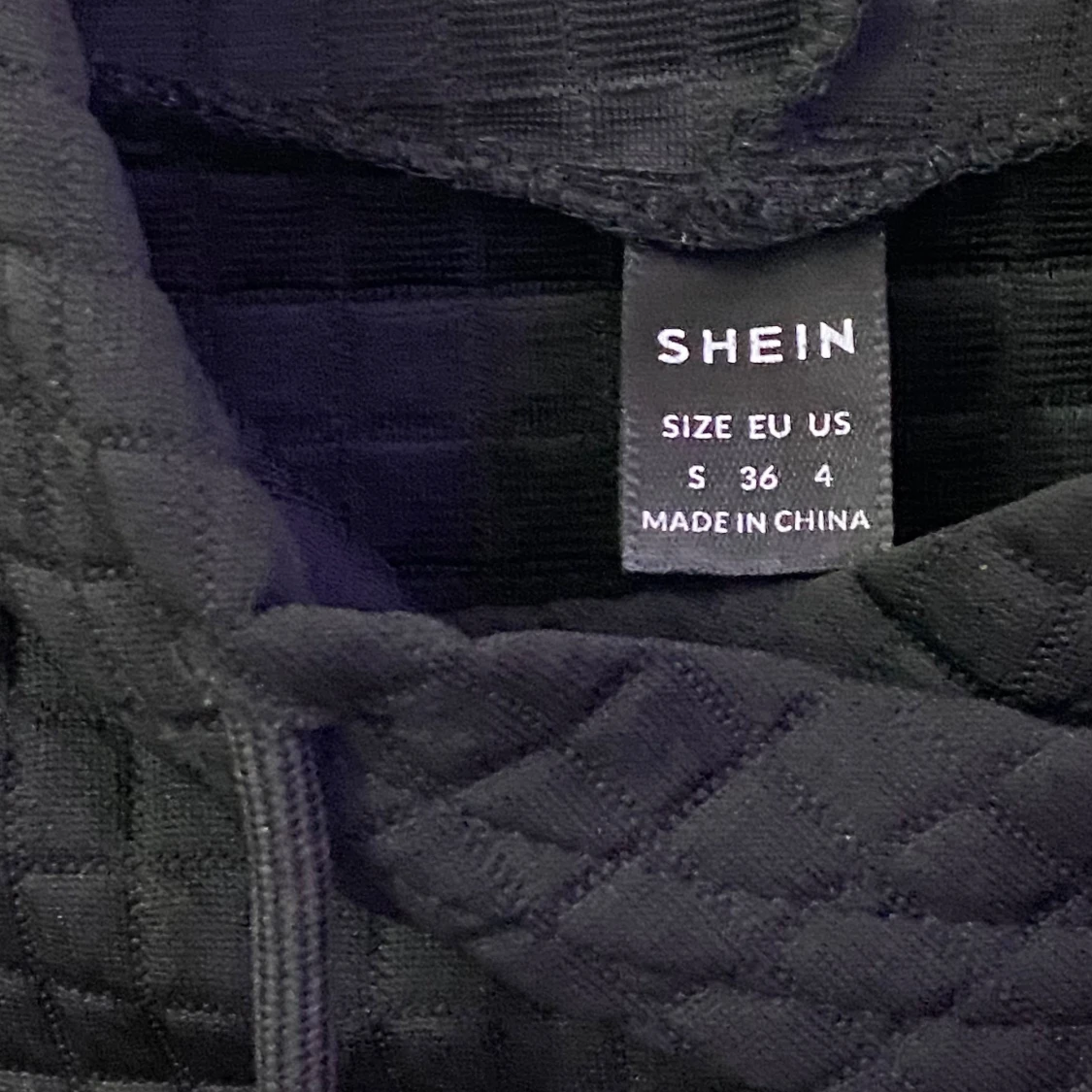 Svart quiltad hoodie från SHEIN - 3