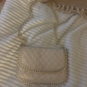 Tiamo väska - Jätte fin axel väska från Tiamo! Kommer inte till användning och har lite missfärgning på baksidan som inte märks av eftersom det är den sidan man har mot kroppen. Pris kan diskuteras.