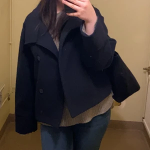 Mörkblå kappa - Mörkblå kappa som går att stänga upp till halsen. Har haft kappan i lite längre än ett år men den är i bra skick. Inte trasig någonstans. Storlek M. 