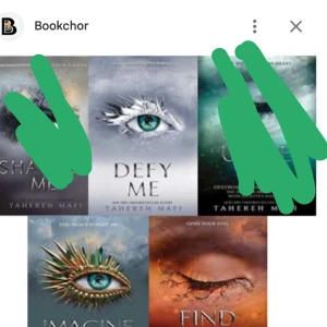 Defy Me imagen me och find me - En bok med ett mystiskt omslag där ett öga står i centrum. Perfekt för dig som gillar spänning, känslor och starka karaktärer. Omslaget ger en känsla av fantasy och äventyr – en bok som lockar unga vuxna att dyka in i en annan värld.