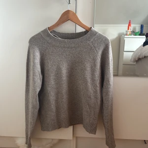Beige stickad tröja från Vero Moda  - Mysig beige stickad tröja från Vero Moda med rund halsringning och ribbade muddar. Perfekt för lager-på-lager och chill höst- eller vinterstil. Enkel design som funkar till allt och är superenkel att matcha med jeans eller kjol.