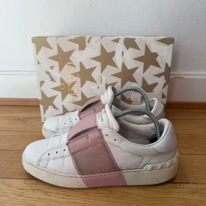 Valentino skor - Säljer nu dessa fina valentino sneakers | Fint skick | Storlek 37 | äkthetsbevis ingår | Hör gärna av er vid frågor eller funderingar 
