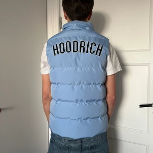 HOODRICH VÄST - HOODRICH väst, stor i storleken. Modellen är 180