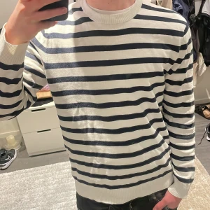Randig vit och svart tröja - Säljer en stilren randig svart vit tröja från hm i storlek S. Modellen är ca 180cm. Hör av dig vid funderingar!
