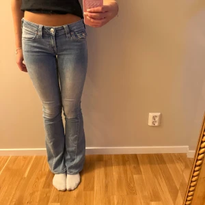 True religions  - Säljer dessa jätte snygga lågmidjadejeans från true religion i storlek 23😇 Jag är 170cm lång och har storlek xs-s och 25-27 i storlek och 32-34 för referens💗