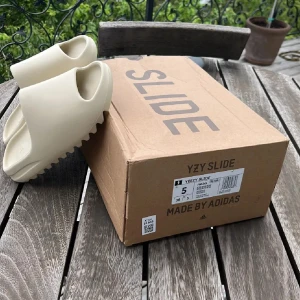 Yeezy slides  - Riktigt finna Yeezys med box, storlek 38. Skorna är i väldigt bra skick👍