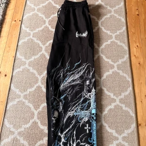 BreatheDivinity byxor L - Breathedivinity byxor i storlek L. Helt splitternya, endast provtestade