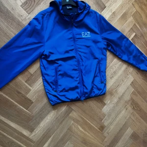 Armani jacka EA7 - Säljer denna sköna höst/vår jacka även kallad ”övergångsjacka” från Armani EA7, Blå färg som poppar ut en solig höstdag. Äkta såklart. nypris på ca 2500. Skriv gärna om ni funderar på nåt! Oftast snabb på att svara