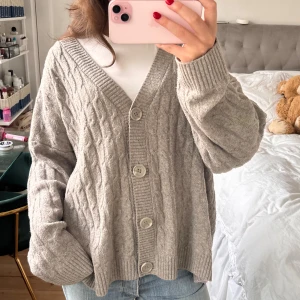 Kofta!  - Snygg Kabelstickad kofta