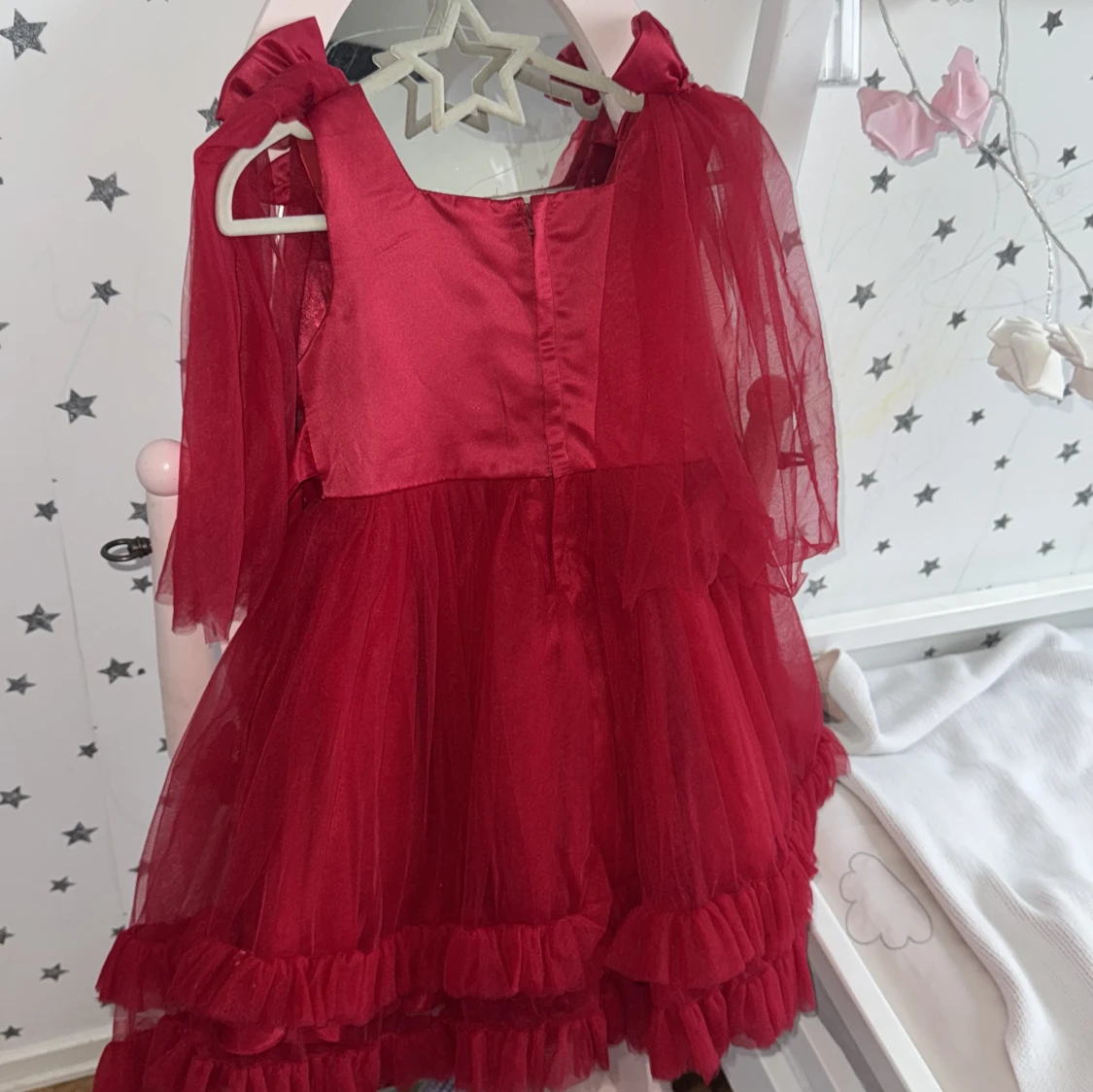 Röd tyllklänning med rosetter och fjärilar - 3