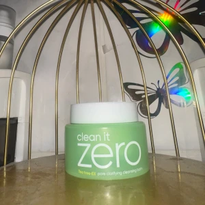 Clean It Zero Tea Tree-EX balm - Fräsch grön rengöringsbalm med tea tree-extrakt från Clean It Zero. Kommer i en rund plastburk med vit lock, perfekt för att ta bort smink och rengöra porerna. Passar dig som gillar mild och effektiv rengöring.