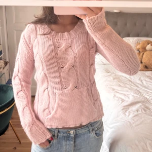 Kabelstickad tröja!  - Så snygg Kabelstickad tröja! 70% lammull & 20% angora! 