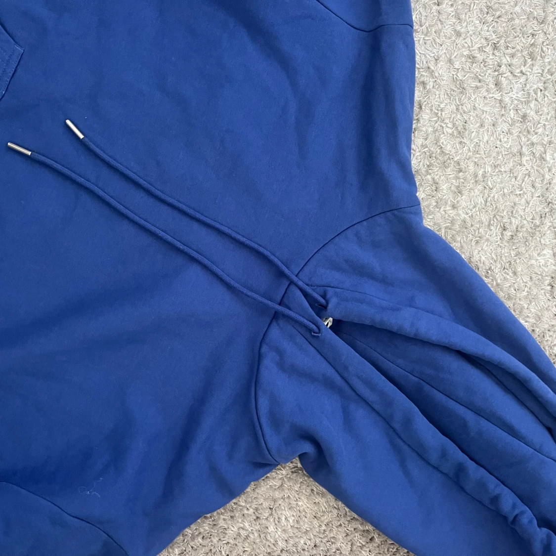 Blå hoodie med huva och ficka - 1