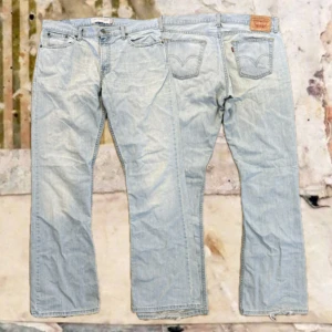 Levis 527 - Tjena! Säljer dessa riktigt snygga Levis jeans i modellen 527(bootcut), jeansen är i fint skick och är i storlek W34/L32, hör av dig vid funderingar!🙌