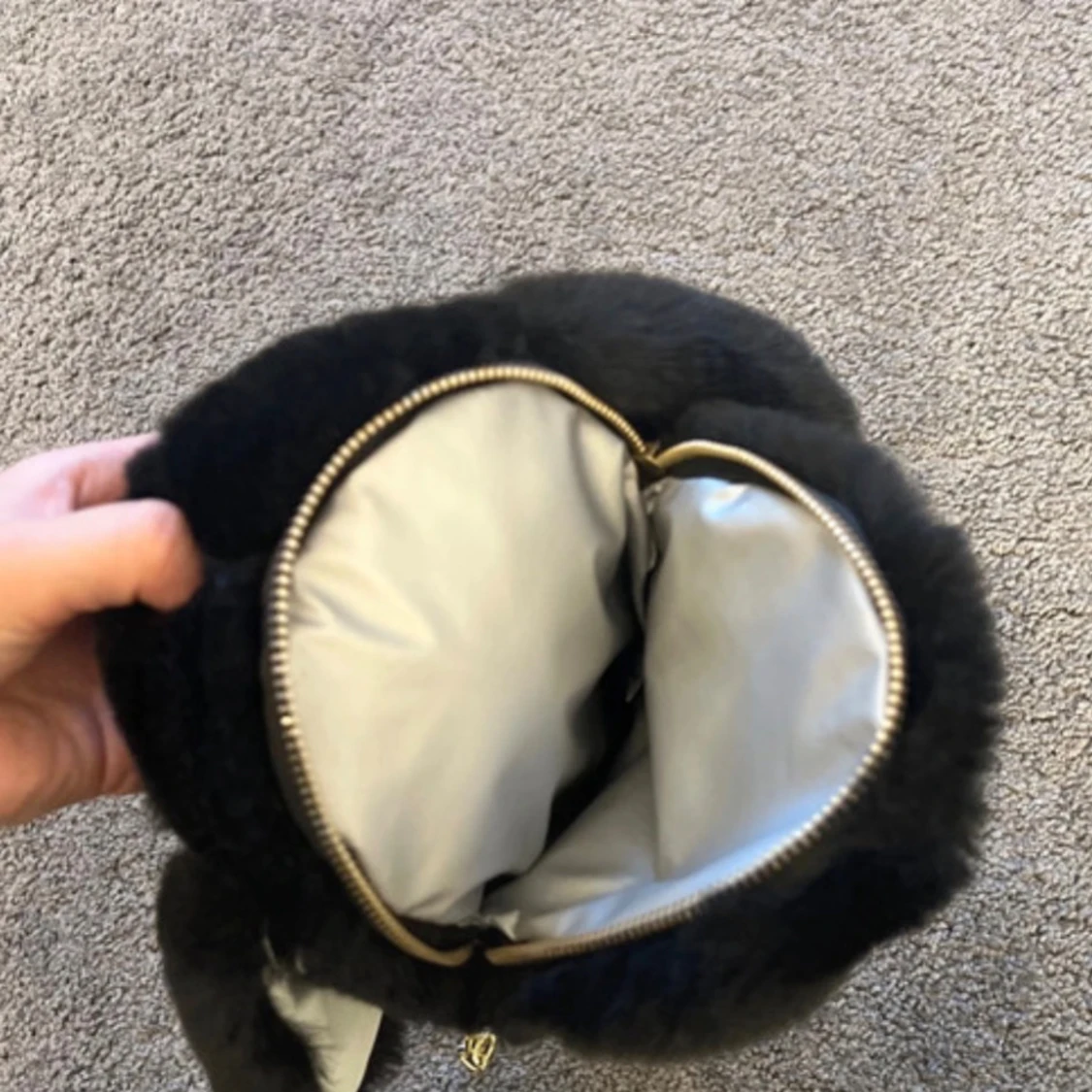 Svart kaninformad axelväska med kedja - 2