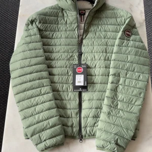 Ljusgrön Colmar pufferjacka med huva - Snygg ljusgrön pufferjacka från Colmar,        Nypris över 3 000 kronor, Oanvänd med tag, storlek 46