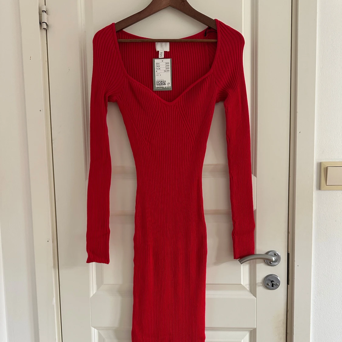Röd ribbad långklänning från H&M