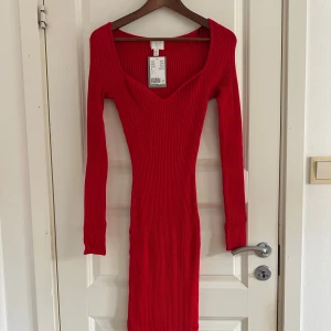 Röd ribbad långklänning från H&M - Snygg röd långklänning från H&M i ribbad stretchig kvalitet. Kan äcen passa storlek M ❤️
