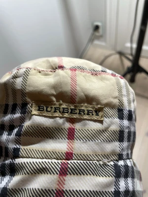 Burberry hatt - Burberry hatt | Sitter ganska litet | Bra skick | NO Size | Skriv till mig vid frpgor‼️🤝