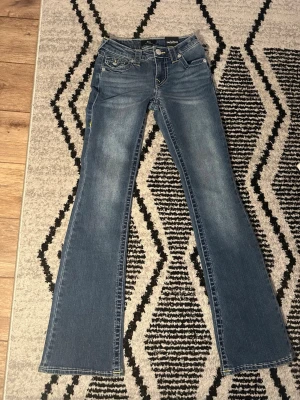 True Religion Bootcut Jeans  - Säljer ett par blå True Religion Becca jeans med bootcut. Köpte de idag, helt oanvända ☺️🌸 storlek w23💞💞
