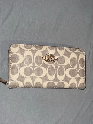 Smidig och fin väska  - En klassisk fin väska för dig som vill bära på något lätt men ändå sticka ut!