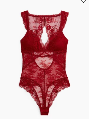 Röd spetsbody - Skitsnygg röd spets body som bara är testad❣️