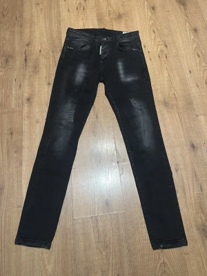 Svarta dsq2 jeans - Svarta klassiska dsq2 jeans.