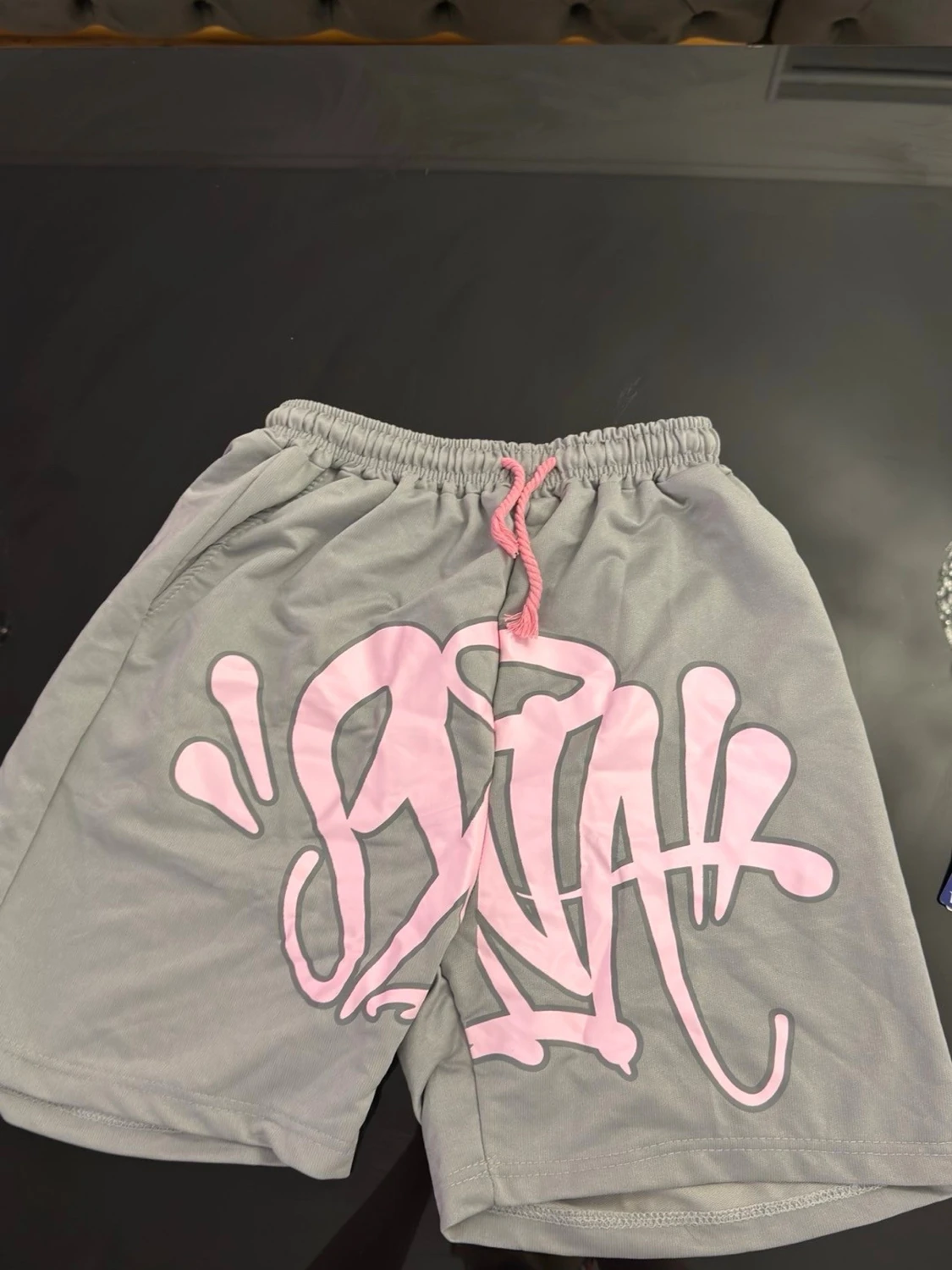 Grått set med rosa graffiti-tryck - 4