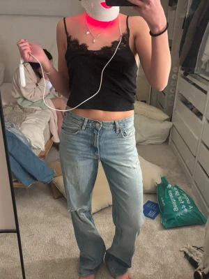 Ljusblå raka jeans Zara  - Säljer ett par klassiska ljusblå jeans med raka ben och normal passform. Jeansen har fem fickor, knappgylf och är i mjukt denimtyg. Perfekta för en avslappnad stil och passar till det mesta. Lapp kvar oanvända 