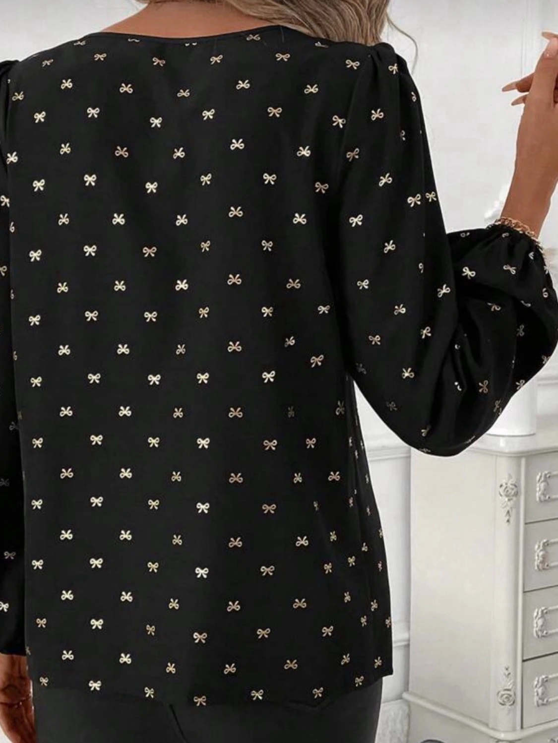 Svart blus med små rosetter - 2