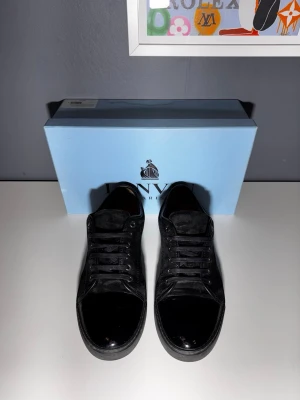 Lanvin cap toe - Lanvin DBB1 Cap toe patent _______________________________________________  - Size uk9 - Medföljer inget. - Svart - Mycket fint skick (9/10) _______________________________________________  - Nypris 4 499kr  - Vårt pris 2 599kr _______________________________________________  För fler frågor kan ni höra av er i PM.