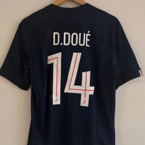 Desiré Doué fotbollströja PSG 25/26 - Helt ny PSG fotbollströja replika med Doue på ryggen. Strl S Bundle är en möjlighet och priset är ej hugget i sten