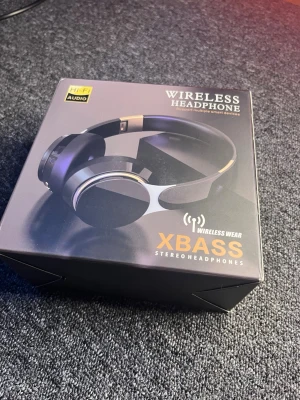 XBASS trådlösa over-ear hörlurar - Snygga svarta trådlösa over-ear hörlurar med XBASS och HiFi Audio. De har vikbar design, AUX-ingång, TF-kortplats, radio, HD-ljud, stor batterikapacitet och volym. Perfekta för musik och samtal, kompatibla med flera enheter.