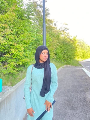 Ljusblå långärmad klänning - En stilren ljusblå långärmad klänning med rak passform och enkel design. Klänningen har rund halsringning och är tillverkad i ett mjukt material som ger en bekväm känsla. Perfekt för dig som gillar en modest och elegant look.