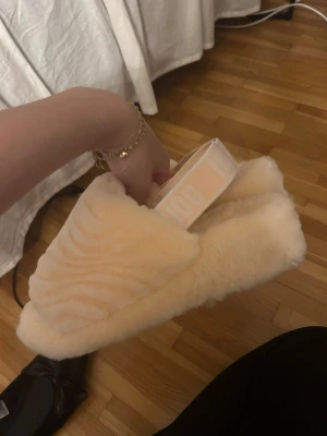 Ugg slippers i aprikos färg i storlek 38 - Säljer dessa ugg slippers i en aprikos färg och storlek 38 endast använda ett fåtal gånger och i nyskick🥰funkar även för mindre storlekar