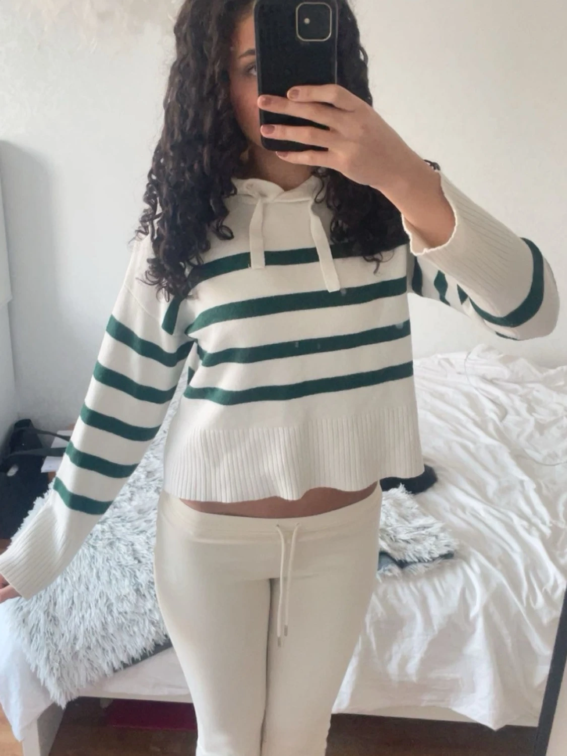Vit stickad hoodie med gröna ränder